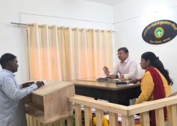 शासकीय राशि के गबन के आरोप में दो पूर्व सरपंचों के विरुद्ध वारंट जारी. एक को भेजा गया केंद्रीय जेल.