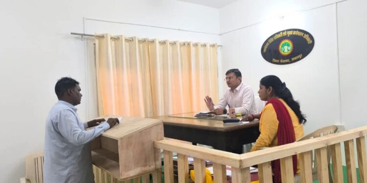 शासकीय राशि के गबन के आरोप में दो पूर्व सरपंचों के विरुद्ध वारंट जारी. एक को भेजा गया केंद्रीय जेल.