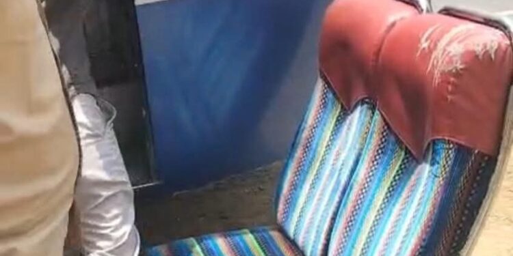  2 यात्री बसों में आपातकालीन द्वार के सामने लगी सीटें हटवाकर फिटनेस की निलंबित – आरटीओ   17 यात्री बसों से रू. 62200/- जुर्माना राशि वसूल