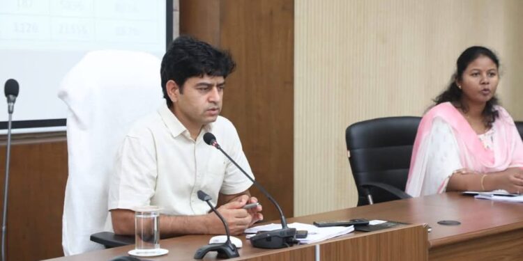 🔳राजस्व प्रकरणों के निराकरण में तेजी लायें  🔳राजस्व अधिकारियों की बैठक में कलेक्टर श्री यादव के निर्देश