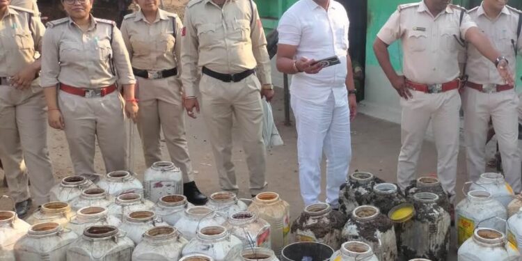 आबकारी विभाग ने की अवैध शराब जब्त