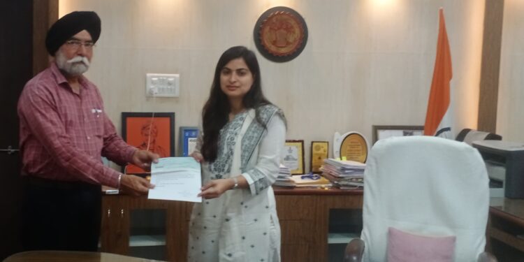 वरिष्ठ पत्रकार सुरेंद्र सिंह अरोरा ने मुख्यमंत्री सहायता कोष के लिए कलेक्टर को सौंपा चेक…