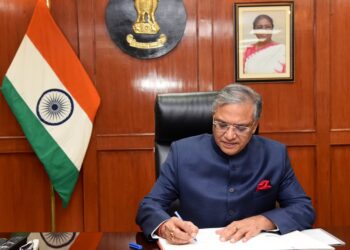 भारत निर्वाचन आयोग की तीन नई पहलें  निर्वाचक नामावलियों को अपडेट करने के लिए मृत्यु पंजीकरण का डेटा इलेक्ट्रॉनिक रूप से प्राप्त किया जाएगा बीएलओ को मानक फोटो पहचान-पत्र दिया जाएगा मतदाता सूचना पर्चियों को और अधिक निर्वाचक – अनुकूल बनाया जाएगा