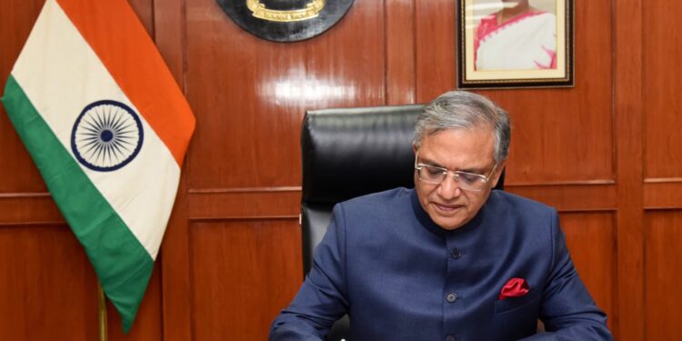 भारत निर्वाचन आयोग की तीन नई पहलें  निर्वाचक नामावलियों को अपडेट करने के लिए मृत्यु पंजीकरण का डेटा इलेक्ट्रॉनिक रूप से प्राप्त किया जाएगा बीएलओ को मानक फोटो पहचान-पत्र दिया जाएगा मतदाता सूचना पर्चियों को और अधिक निर्वाचक – अनुकूल बनाया जाएगा