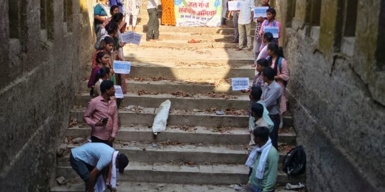 200 वर्ष पुरानी बावली में श्रमदान कर किया सफाई  जल संरक्षण के साथ स्वच्छता का दिया संदेश,जल गंगा संवर्धन अभियान के तहत जन अभियान परिषद ढीमरखेड़ा द्वारा उमरियापान में आयोजित किया कार्यक्रम