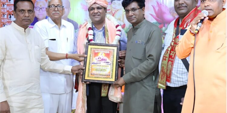 अग्रकेसरी महाकुटुंब अंतरराष्ट्रीय ट्रस्ट ने किया बागपत के विपुल जैन को सम्मानित