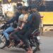 मोटरसाइकिल पर पांच युवक सवार होकर बेख़ौफ अंदाज में रफ्तार भर रहे