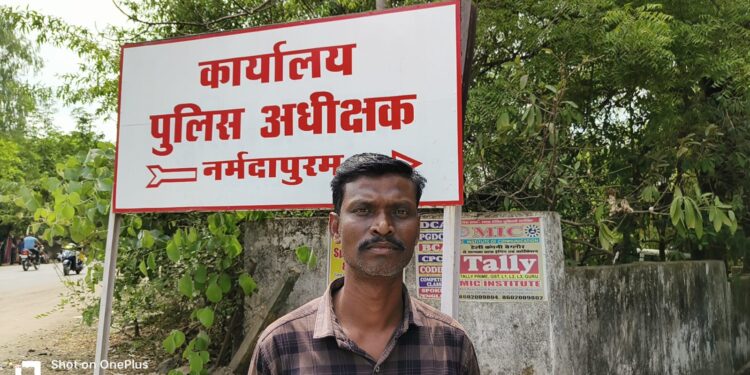 एसपी से पीड़ित ने लगाई सुरक्षा की गुहार,मोटरसाइकिल में आग लगाने वाले आरोपी को थाने से छोड़ा लगाया आरोप…!