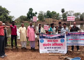 जल गंगा संवर्धन अभियान अंतर्गत ग्राम खम्हरिया नं.1 में जनअभियान परिषद की टीम ने किया श्रमदान व संगोष्ठी का आयोजन।