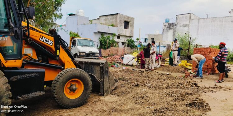 आशुतोष नगर के रहवासियों ने अवैध गतिविधियों सहित शराब कारोबार के आतंक से सुरक्षा की लगाई गुहार..! सांसद,विधायक,नपाध्यक्ष के निर्देशन पर नपा प्रशासन ने महिला के अवैध अतिक्रमण पर चलाई जेसीबी..!