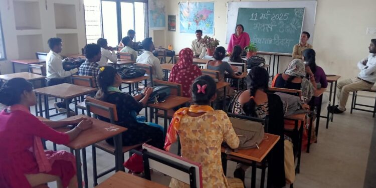 व्यक्ति की हर एक सफलता में रहता है माँ का सहयोग उमरियापान महाविद्यालय में सीएमसीएलडीपी की कक्षाओं में मातृदिवस समारोह कार्यक्रम का किया गया आयोजन,छात्र छात्राओं ने किया कविता पाठ, रखे अपने विचार