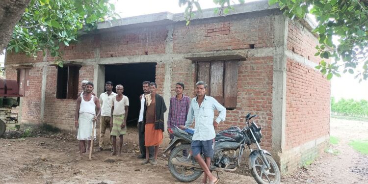 आठ वर्षों अधूरा पड़ा अमकुही का सामुदायिक भवन ढीमरखेड़ा के हरदी ग्राम पंचायत का मामला,प्लास्टर, खिड़की -दरवाजे के काम है बाकी,अधूरा काम होने से ग्रामीणों को नही मिल रही सुविधा