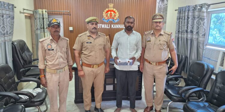 *थाना कोतवाली कन्नौज पुलिस द्वारा 01 नफर अभियुक्त को 02 अदद तमंचा 315 बोर मय 06 जिन्दा कार0 315 बोर के साथ गिरफ्तार किया गया ।*