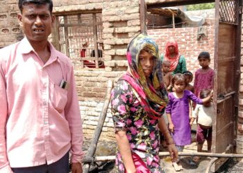 अचानक घर में लगी आग महिला आग बुझाने में झुलसी गृहस्ती जलकर राख