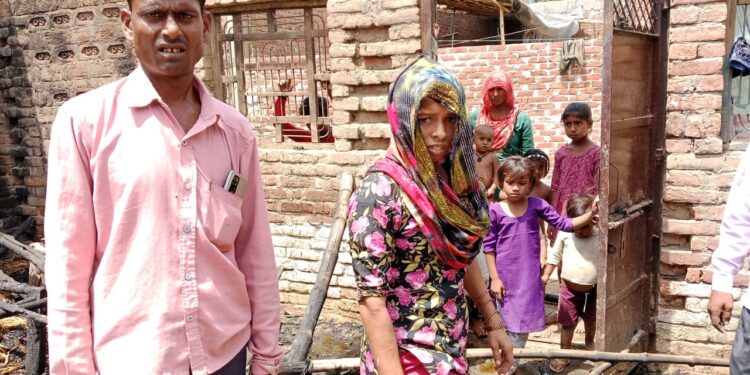 अचानक घर में लगी आग महिला आग बुझाने में झुलसी गृहस्ती जलकर राख