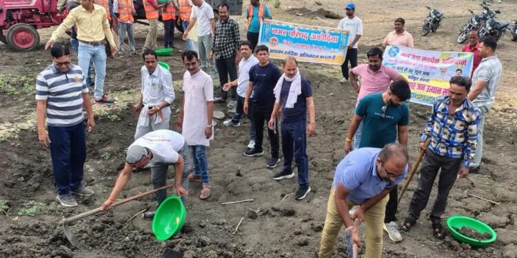 शाजापुर जिले के अकोदिया गांव तालाब पर स्वच्छता श्रमदान किया…!