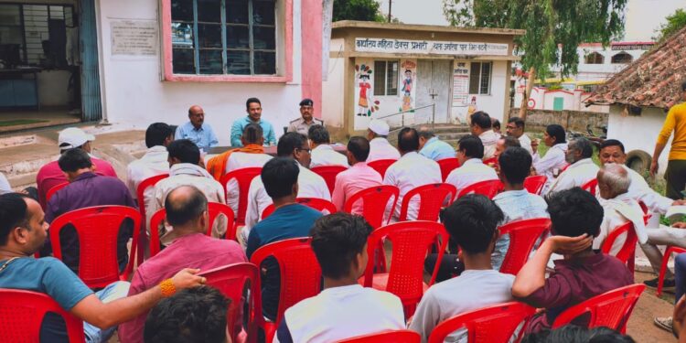 आपदा की स्थिति से निपटने के तरीकों की दिया जानकारी  उमरियापान पुलिस थाना में आपदा प्रबंधन को लेकर किया गया बैठक का आयोजन