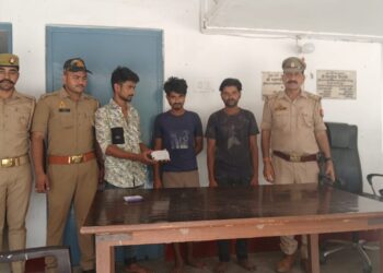 *थाना तालग्राम पुलिस द्वारा सार्वजनिक स्थान पर जुआ खेलने वाले 03 अभियुक्तगणों को किया गया गिरफ्तार, कब्जे से 52 अदद ताश पत्ते, मालफड़ 450/- रुपये बरामद ।*