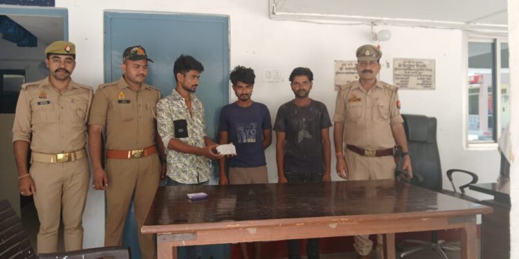 *थाना तालग्राम पुलिस द्वारा सार्वजनिक स्थान पर जुआ खेलने वाले 03 अभियुक्तगणों को किया गया गिरफ्तार, कब्जे से 52 अदद ताश पत्ते, मालफड़ 450/- रुपये बरामद ।*