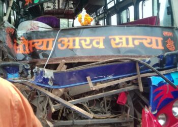 सिलौंडी कछार गांव मोड़ के पास दो बस की भिंडत VIDEO