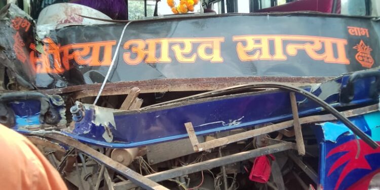 सिलौंडी कछार गांव मोड़ के पास दो बस की भिंडत VIDEO