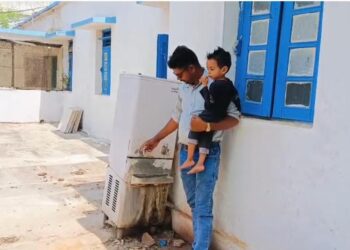 रीठी अस्पताल में, 2 वर्षीय बच्चे की प्यास, नहीं बुझा पाया एक पिता,, सुनिऐ जुबानी