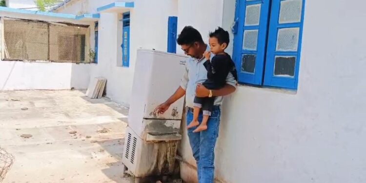 रीठी अस्पताल में, 2 वर्षीय बच्चे की प्यास, नहीं बुझा पाया एक पिता,, सुनिऐ जुबानी