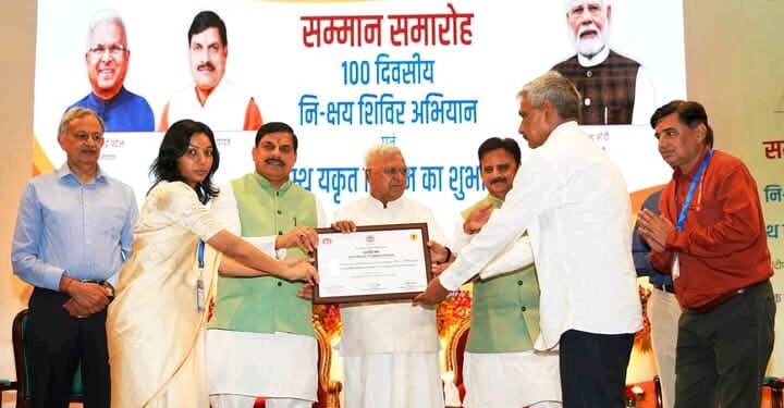 *राज्यपाल और मुख्यमंत्री ने कलेक्टर शीतला पटले को किया सम्मानित 100 दिवसीय नि-क्षय शिविर में उत्कृष्ट कार्य के लिए नरसिंहपुर जिला प्रदेश में बना मिसाल* राज्यपाल और मुख्यमंत्री ने कलेक्टर शीतला पटले को किया सम्मानित