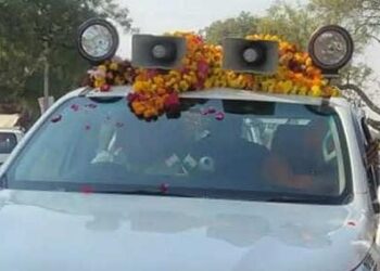 हूटर लगी गाड़ियां पुलिस को मुंह चिड़ा रही है…छूट भैया नेताओं के आगे नतमस्तक”पुलिस प्रशासन”