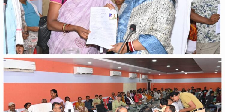 खुशियों का आशियाना पाकर खिले हितग्राहियों के चेहरे*  *प्रधानमंत्री आवास योजना के अंतर्गत 106 हितग्राहियों को सौंपी गई पक्के आवासों की चाबियां*  *प्रेमनगर खिरहनी  में प्रधानमंत्री आवास योजना के अंतर्गत नवनिर्मित आवासों का लाटरी पद्धति से हुआ आवंटन*  *महापौर श्रीमती सूरी के मुख्य आतिथ्य में नगर निगम आयोजित हुआ कार्यक्रम*