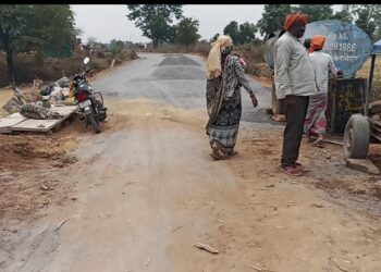 बिना मापदंड के पुलिया का हो रहा निर्माण कार्य,,,,सुनिऐ जुबानी