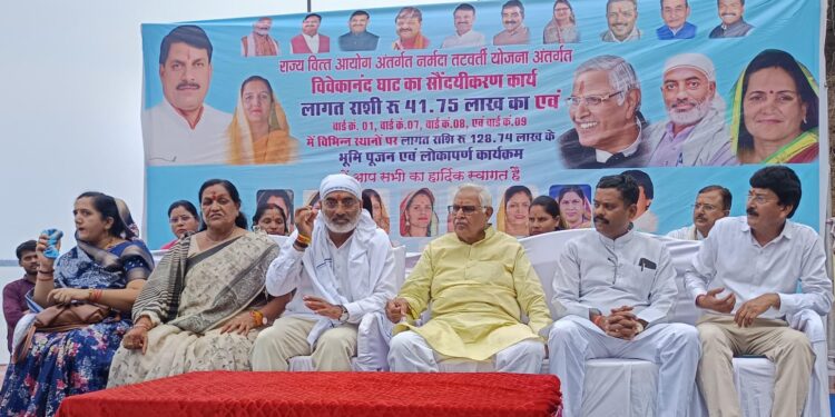 विवेकानंद घाट पर 128 लाख के विकास कार्यों का हुआ भूमि पूजन,नर्मदा लोक कॉरिडोर का शुरू होगा कार्य,विधायक डॉ शर्मा के विशेष आग्रह पर मिली 15 करोड़ की राशि से होंगे विकास कार्य: नपा अध्यक्ष नीतू महेंद्र यादव