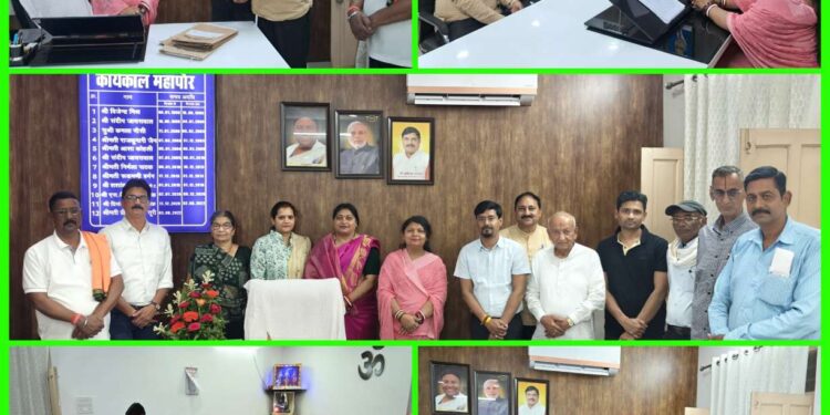 *निगम प्रशासन द्वारा जगन्नाथ चौक-घंटाघर मार्ग के प्रभावितों 9 भू-स्वामियों को सौंपे गए कुल 37.50 लाख से अधिक क्षतिपूर्ति राशि के चैक*  *मुआवजा राशि वितरण के लिए भू स्वामियों ने जताया महापौर का आभार*