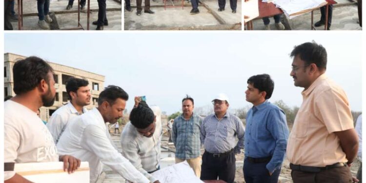 कलेक्टर श्री यादव ने कारीतलाई में किया निर्माणाधीन संदीपनी स्कूल भवन का निरीक्षण
