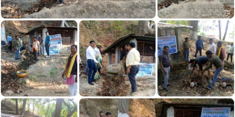 *जल गंगा संवर्धन अभियान:* *तामिया के प्रसिध्द माँ नैना देवी मंदिर स्थित प्राचीन जल स्रोत के उद्गम स्थल पर श्रमदान कर की गई साफ-सफाई*