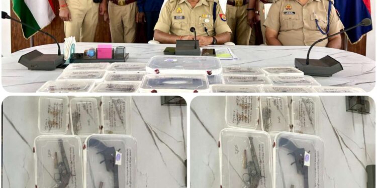 *थाना छिबरामऊ पुलिस द्वारा दिनांक 19/20.03.2025 , 02.05.2025 ,05.05.2025 की रात्रि में कस्वा छिबरामऊ में हुई चोरी की घटना का खुलासा करते हुये घटना में संलिप्त 02 अभियुक्तगण को गिरफ्तार किया गया, जिनके कब्जे से चोरी किये आभूषण 70 ग्राम सोना व 470 ग्राम चाँदी अनुमानित मूल्य करीव 06 लाख अठारह हजार (6,18,000) रूपये व 23,000/ रू0 नगद बरामद किया गया ।*