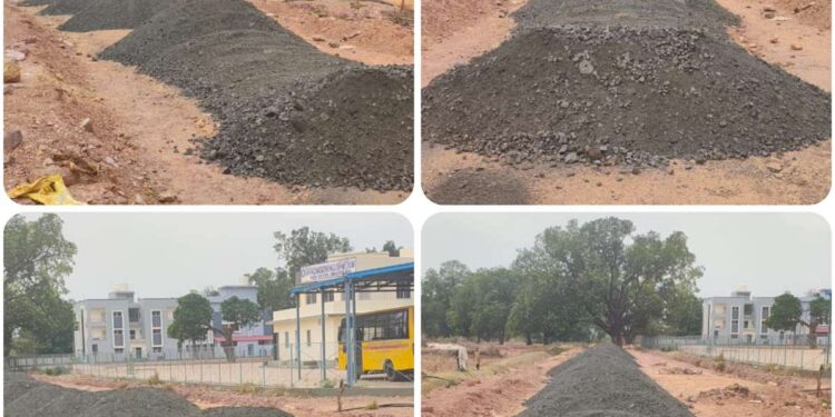 स्कूल प्रबधंन की मनमानी: अधिकारियों को गुमराह कर पक्की सड़क का निर्माण कर रहा स्कूल प्रबंधन कार्यपालन यंत्री से मिलीभगत कर स्कूल प्रबंधन करा रहा निर्माण,उमरियापान के समीप पकरिया का मामला,पहले मिट्टी मुरम बिछाई अब गिट्टी डाल पक्का निर्माण शुरू