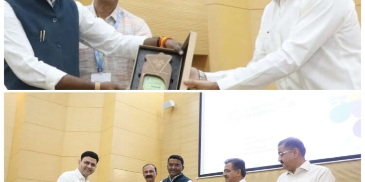 कटनी वनमंडल को मिला प्रथम पुरस्कार डीएफओ श्री गौरव शर्मा ने वन एवं पर्यावरण मंत्री से भोपाल में प्राप्त किया पुरस्कार