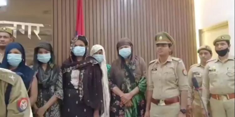 लुटेरी दुल्हन स्वीटी, नेहा, सीमा, बनकर गुलशना ने 21 साल की उम्र कीं 12 शादियां; दुल्हन समेत 9 लोग गिरफ्तार !! देखे VIDEO