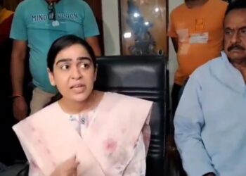 गर्लफ्रेंड मामले में फंसे तेजप्रताप यादव की पत्नी ऐश्वर्या मीडिया के सामने आईं –