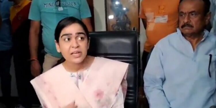 गर्लफ्रेंड मामले में फंसे तेजप्रताप यादव की पत्नी ऐश्वर्या मीडिया के सामने आईं –