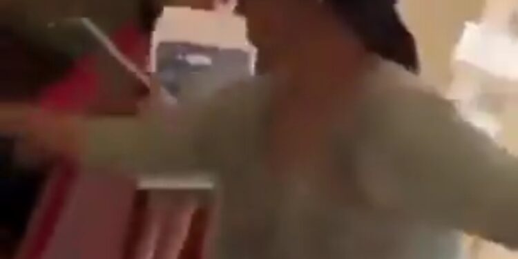 स्कूल बना जंग का अखाड़ा, लेडी प्रिंसिपल और लाइब्रेरियन में हुई जमकर मारपीट  घटना का वीडियो सोशल मीडिया पर हुआ वायरल, शिक्षा विभाग ने दोनों को किया सस्पेंड.