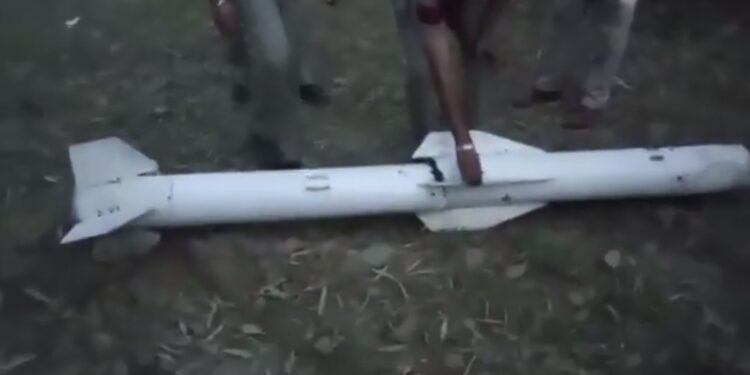 फुस्स हुआ चीन का मिसाइल!  ये मिसाइल चीन ने पाकिस्तान को दिया था!  PL-15 लॉन्ग रेंज मिसाइल पंजाब के होशियारपुर से बरामद हुआ है। VIDEO