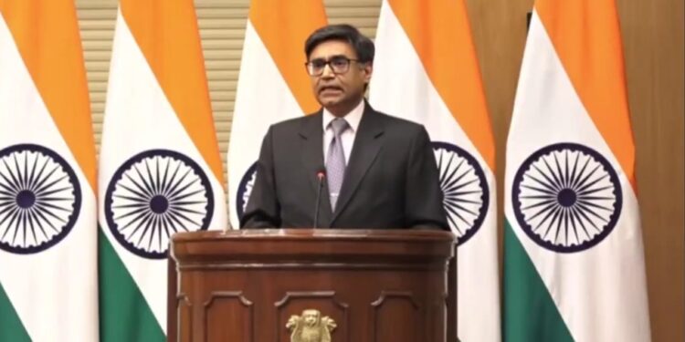 अपनी हरकतों को स्वीकार करने के बजाय, पाकिस्तान ने यह बेतुका और अपमानजनक दावा किया कि भारतीय सशस्त्र बल अमृतसर जैसे अपने ही शहरों को निशाना बना रहे हैं और पाकिस्तान पर दोष मढ़ने की कोशिश कर रहे हैं
