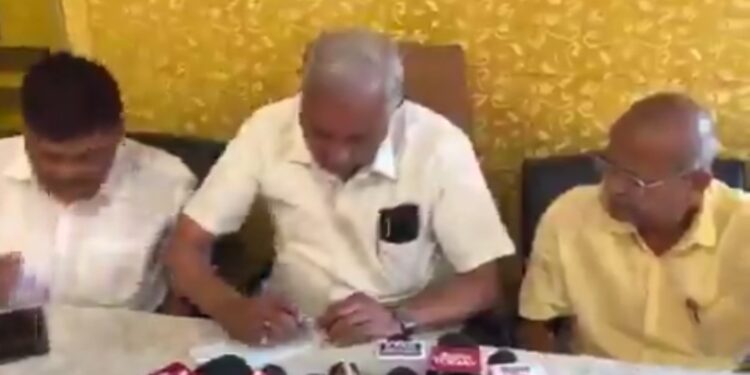सीतामढ़ी सांसद देवेश चंद्र ठाकुर ने भारतीय सेना के मनोबल को बढ़ाने के लिए अपने 1 साल का वेतन 15 लाख रुपए प्रधानमंत्री राष्ट्रीय आपदा कोष में देने की घोषणा की।