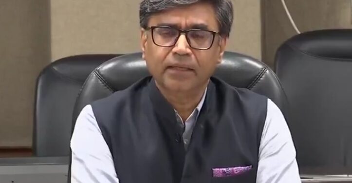 विदेश मंत्रालय का बहुत बड़ा बयान!  “इंडियन आर्मी को खुली छूट दे दी गयी है।  इंडियन आर्मी पाकिस्तान को मुंहतोड़ जवाब दे रही है।  पाकिस्तान स्थिति को समझ नहीं रहा है।  पाकिस्तान ने युद्धविराम का उल्लंघन कर के बहुत बड़ी भूल की है।”