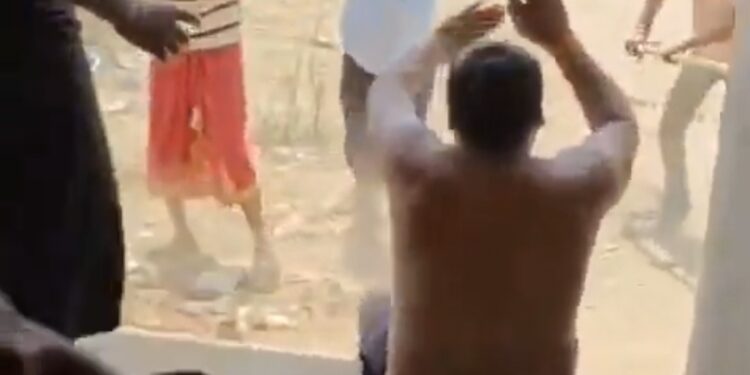 5 किलो अनाज के लिए दबंगों ने कोटेदार को लाठी से पीटकर लहूलुहान कर दिया।