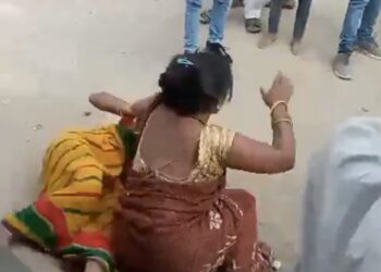 दो महिलाओं के बीच वर्चस्व को लेकर जमकर मारपीट हुई  मारपीट का वीडियो सोशल मीडिया पर वायरल हो रहा है पुलिस मामले की जांच में जुटी है।