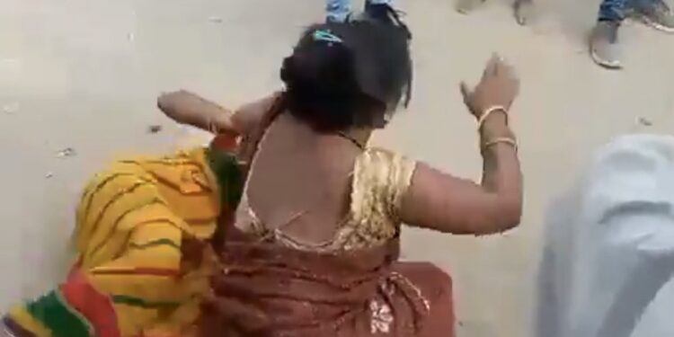 दो महिलाओं के बीच वर्चस्व को लेकर जमकर मारपीट हुई मारपीट का वीडियो सोशल मीडिया पर वायरल हो रहा है पुलिस मामले की जांच में जुटी है।