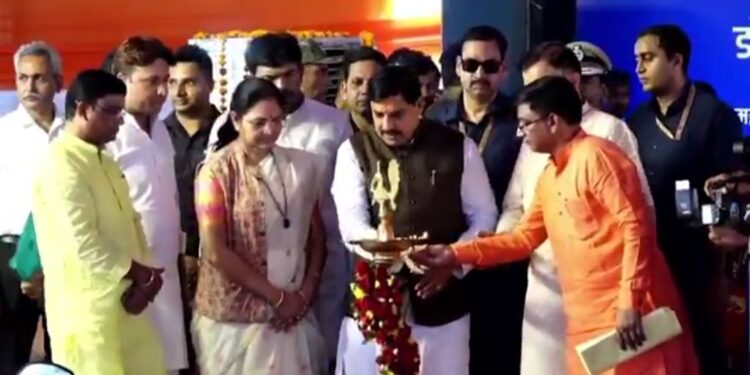 मुख्यमंत्री डॉ. मोहन यादव ने आज लांजी (बालाघाट) में आयोजित पुलिस जवानों का क्रम-से-पूर्व पदोन्नति अलंकरण समारोह का शुभारंभ दीप प्रज्ज्वलन कर किया।